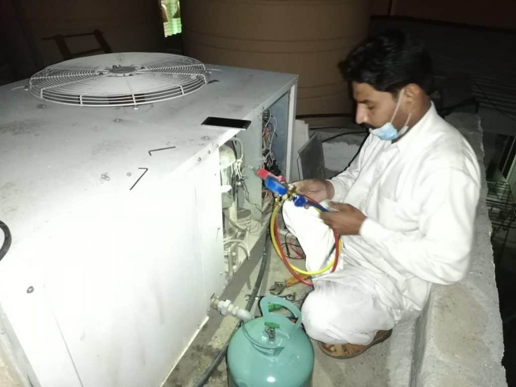 صورة لفني تكييف كويت ريبير أثناء عمل لحام لبايب مثقوب وكان سببا في تسريب الغاز وضعف التبريد