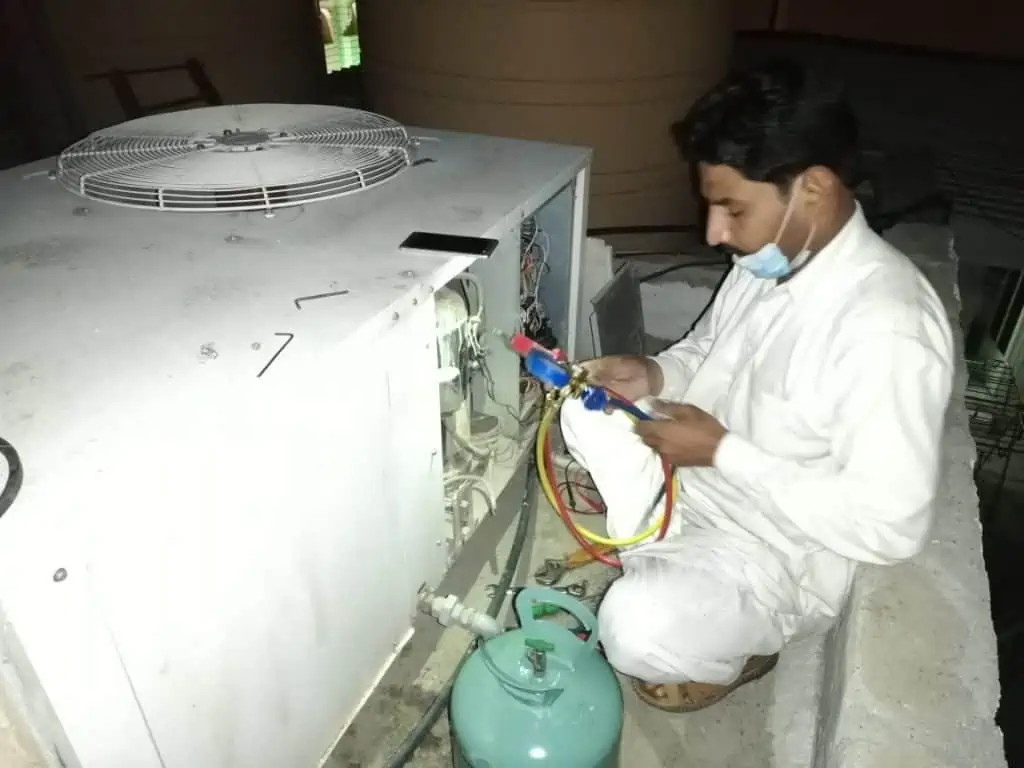 صورة لفني تكييف كويت ريبير أثناء عمل لحام لبايب مثقوب وكان سببا في تسريب الغاز وضعف التبريد