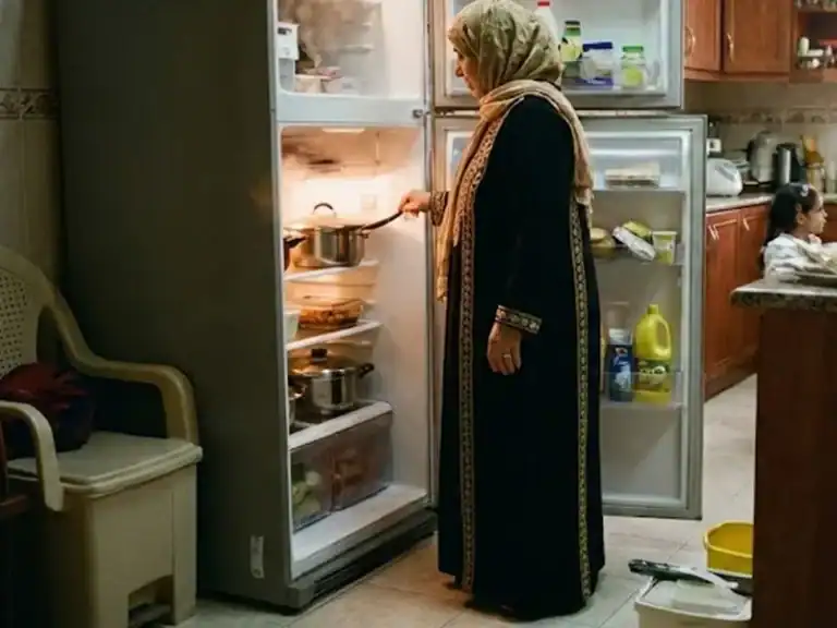 فتح باب الثلاجة