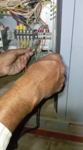 الفني أثناء فحص وحدة التكييف
