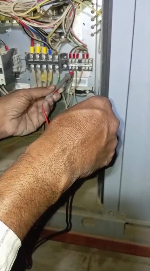 الفني أثناء فحص وحدة التكييف